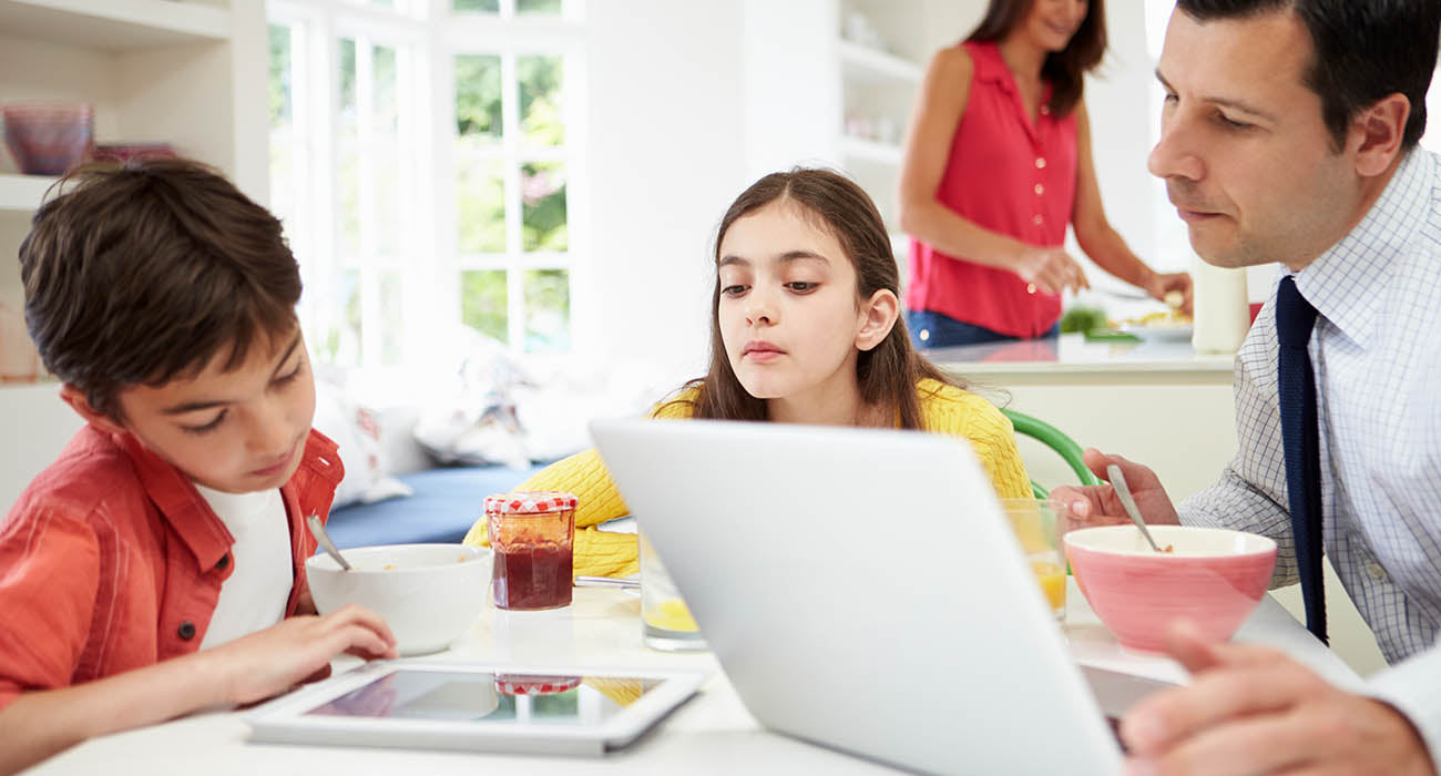 Deja atrás el hábito de comer mientras ve televisión