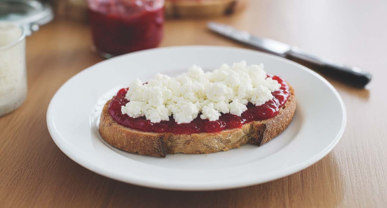 Pan tostado con mermelada y queso cottage