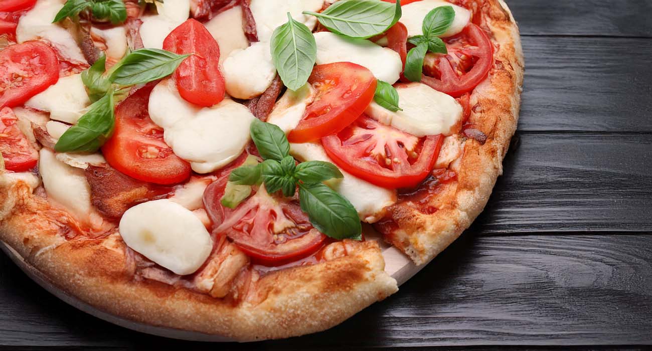 Pizza margarita casera  con pan pita